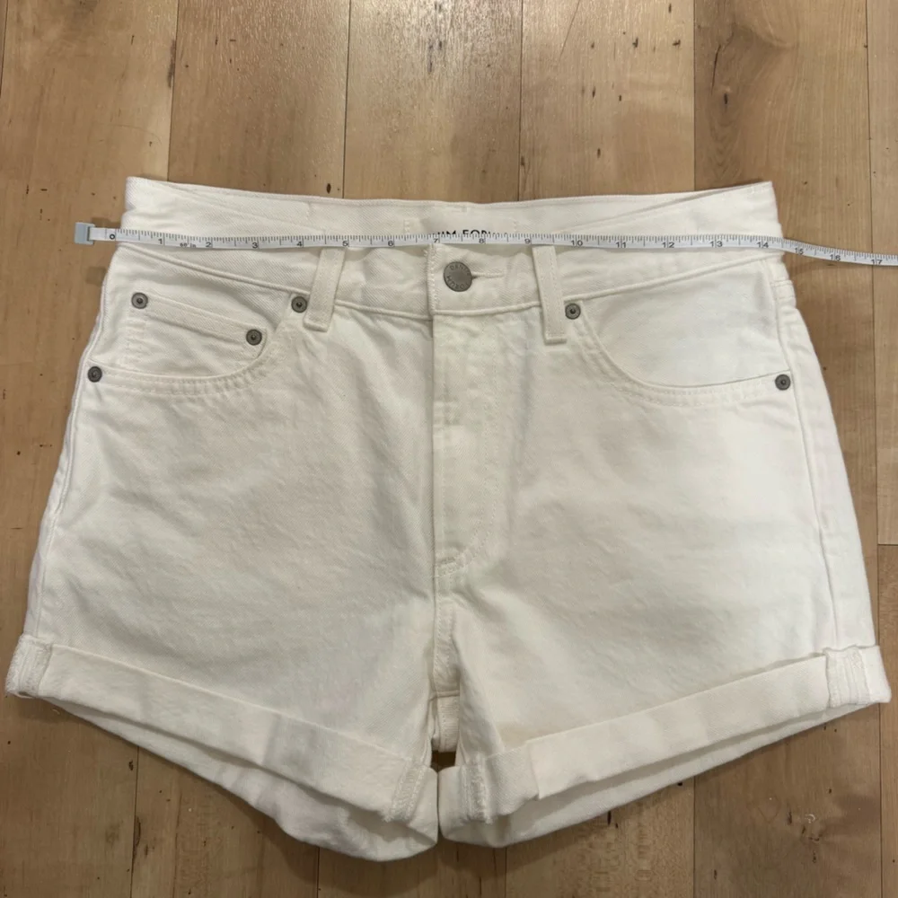 Aritzia Denim Forum The '90s A-Line Hi-Rise Jean Short in white size 25